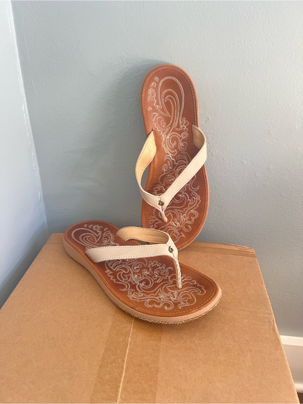 OluKai Women's Cream and Tan Embroidered Thong Sandals